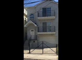 922 Hunterdon St, Newark, NJ 07112