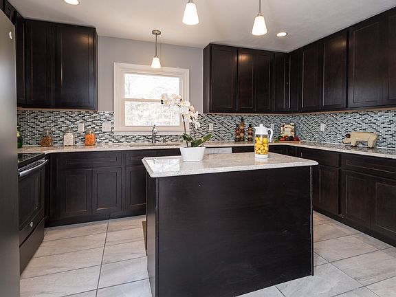 4th image of 9853 Knollshire Dr