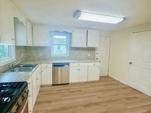 4th image of 4019 Niagara St #1