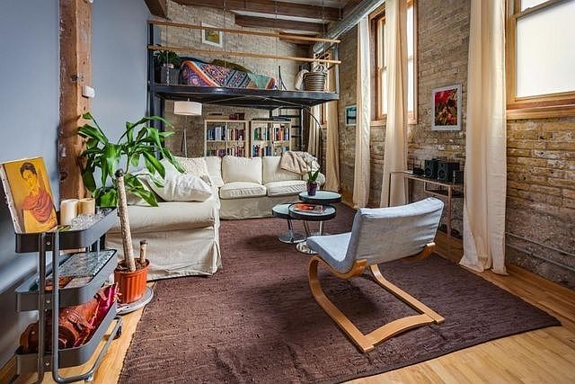 Sale Pending: 306 E Lincoln Ave Apt 5, Milwaukee, WI 53207