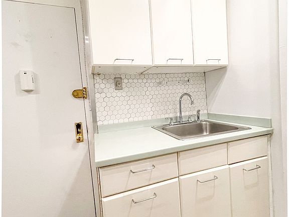 3rd image of 146 W 17th St APT 3D