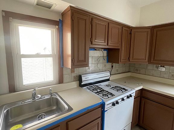 5th image of 390 Pleasant Ave Floor 2