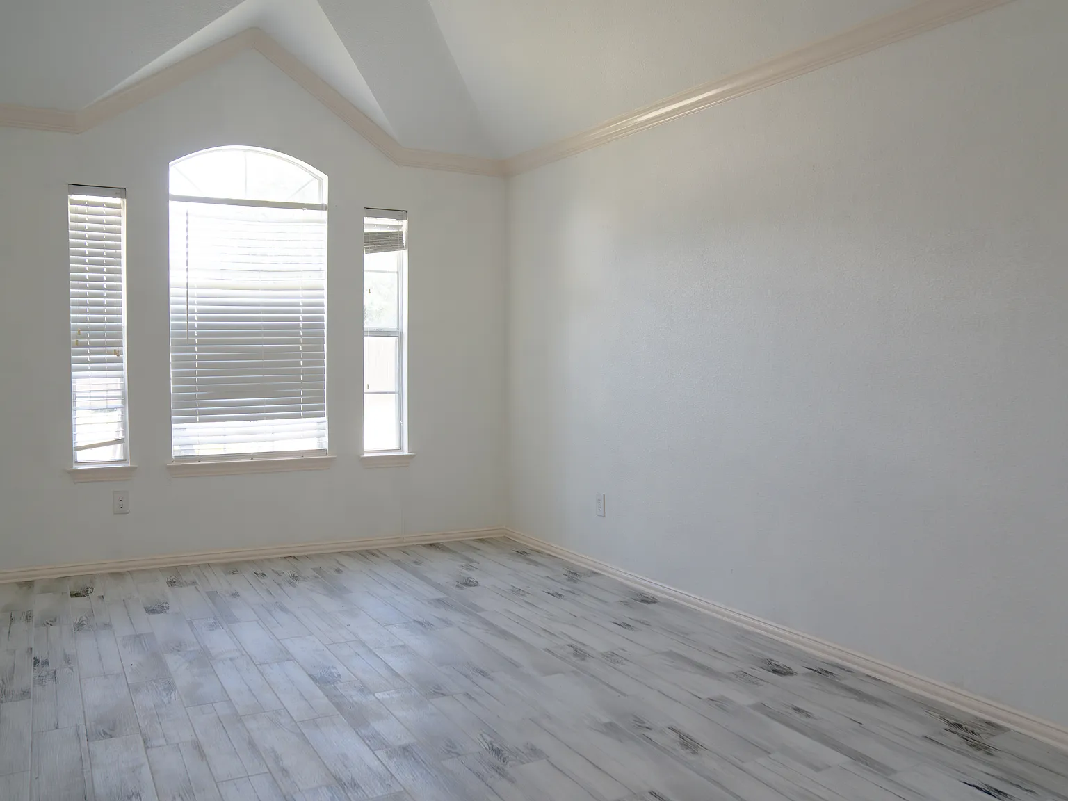 3 bed, 1955 sqft, $2,500 — Photo 3