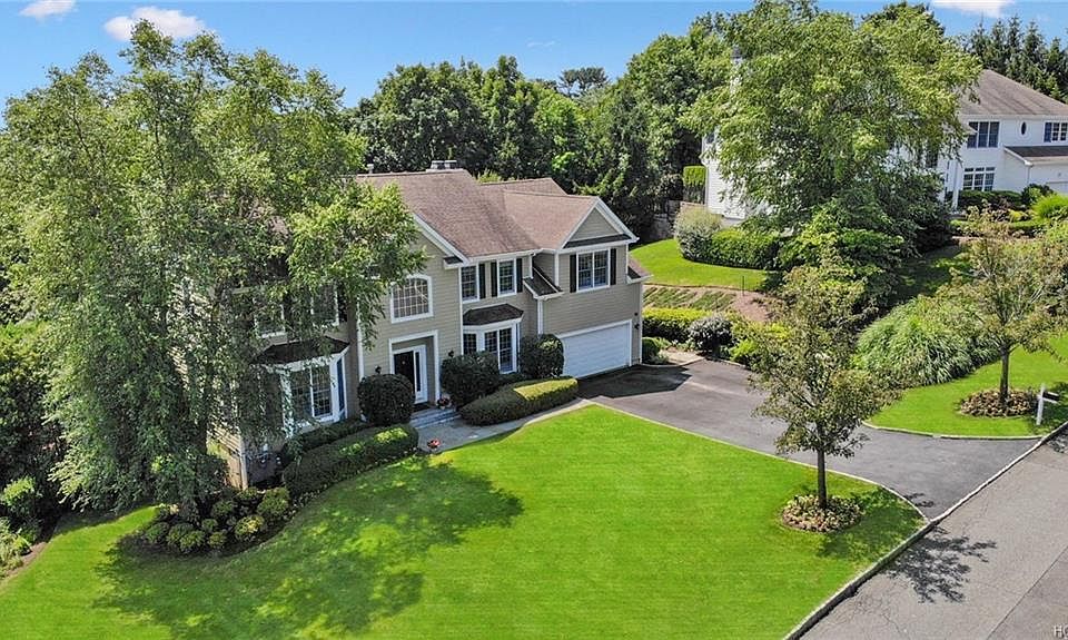 1st image of 22 Red Roof Dr