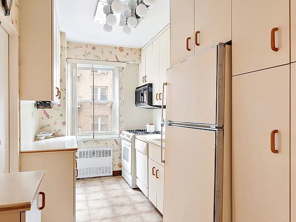 4th image of 205 E 63rd St APT 4D