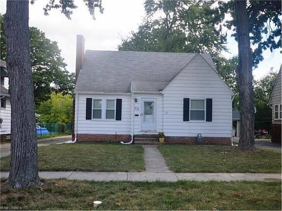 2nd image of 215 Gibson St