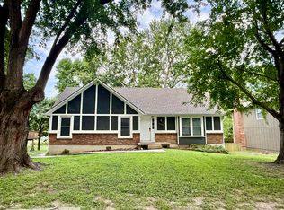 6224 Greenwood Dr, Shawnee, KS 66216