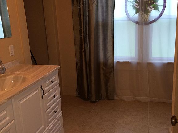 Master bedroom ensuite bath.