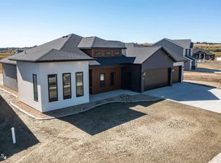 2525 Dutton Cir SE, Mandan, ND 58554