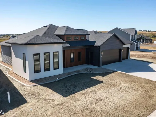 2525 Dutton Cir SE, Mandan, ND 58554