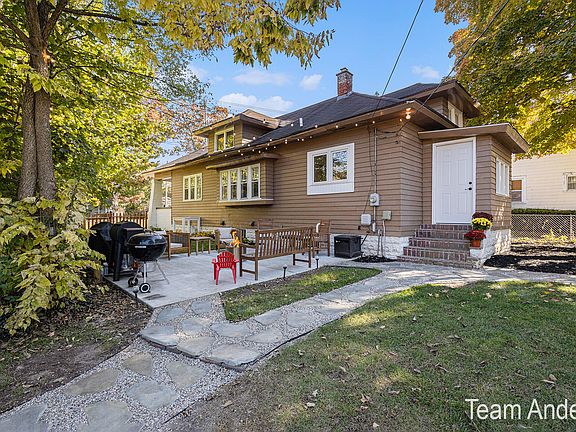 3rd image of 3723 Coit Ave NE