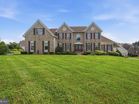 2nd image of 28 W Periwinkle Ln
