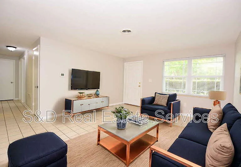 1424 Phyllis St — Photo 4