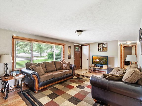 5th image of 323 Maylawn Ave