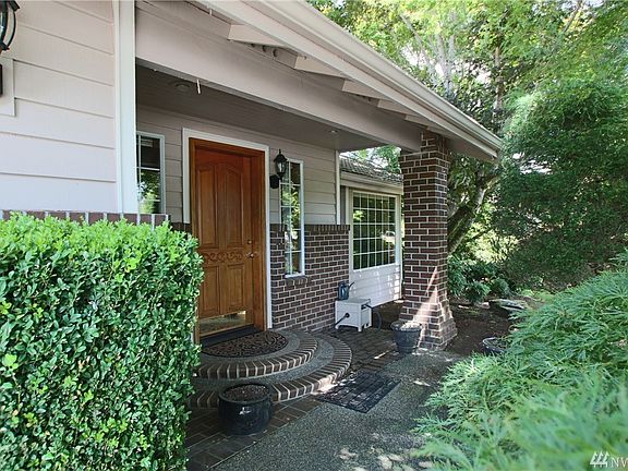 2nd image of 906 Harvest Dr SE