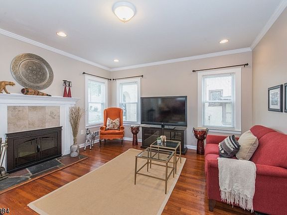 3rd image of 1 Canterbury Dr