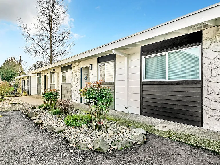 Cape Lee Apartments 2 & 3 Bedroom 1 Bathroom units — Photo 32