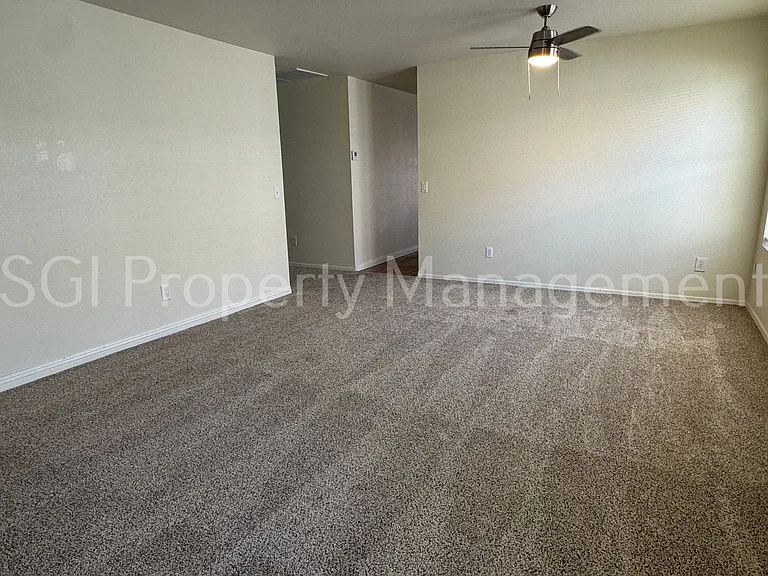 2407 W Mobile Ln — Photo 4