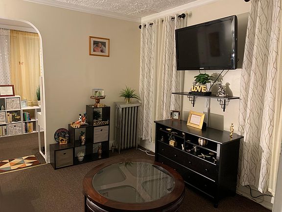 Nice size living room w/ cable TV included / *furniture just for show * not included