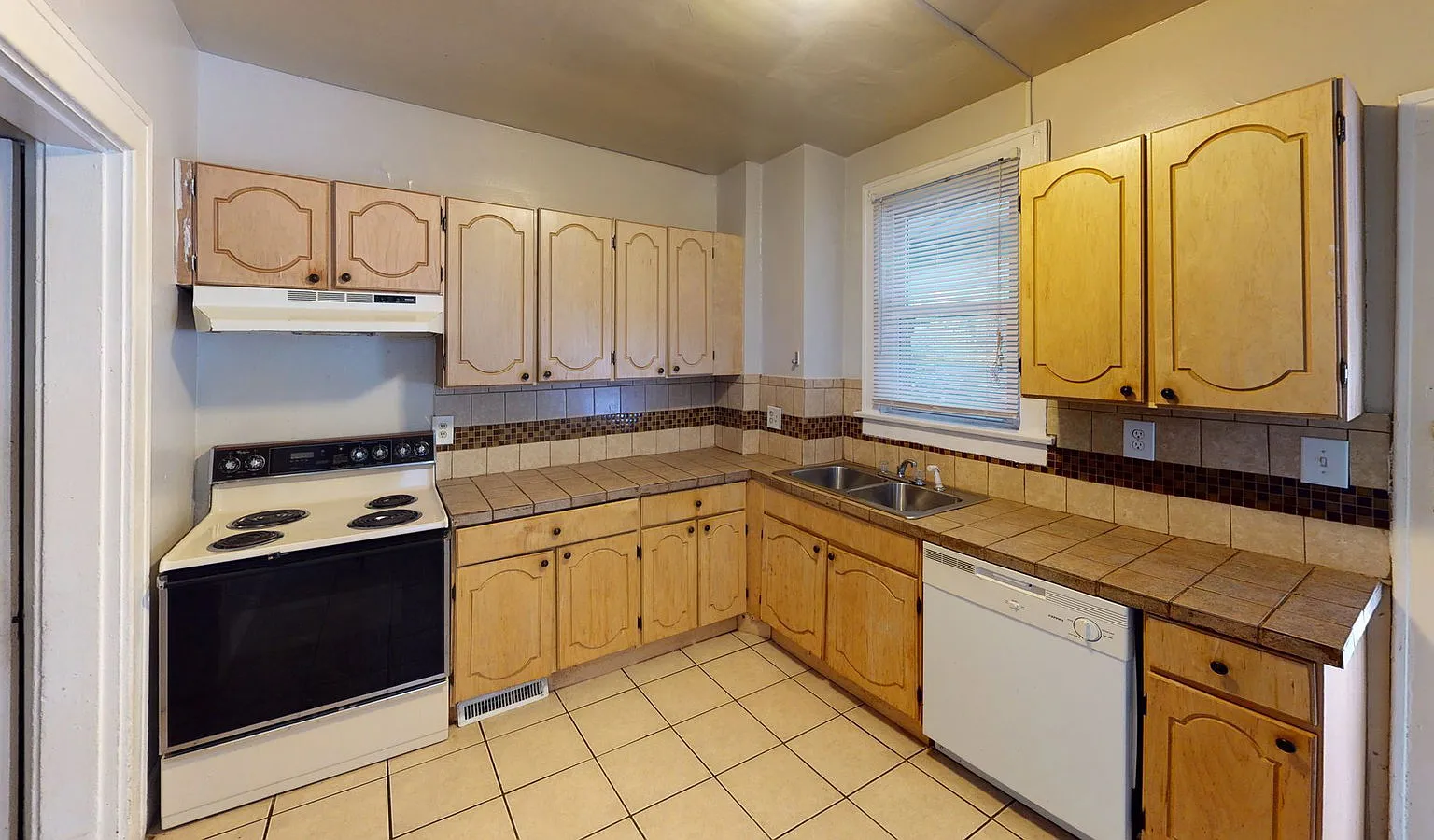 3 bed, 1.0 bath, $1,495 — Photo 2