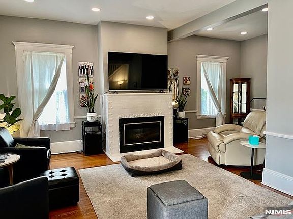2nd image of 889 Circle Ave