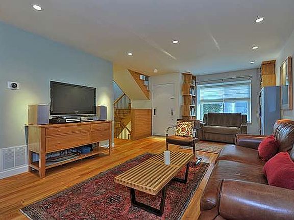 2nd image of 537 Channing Ave