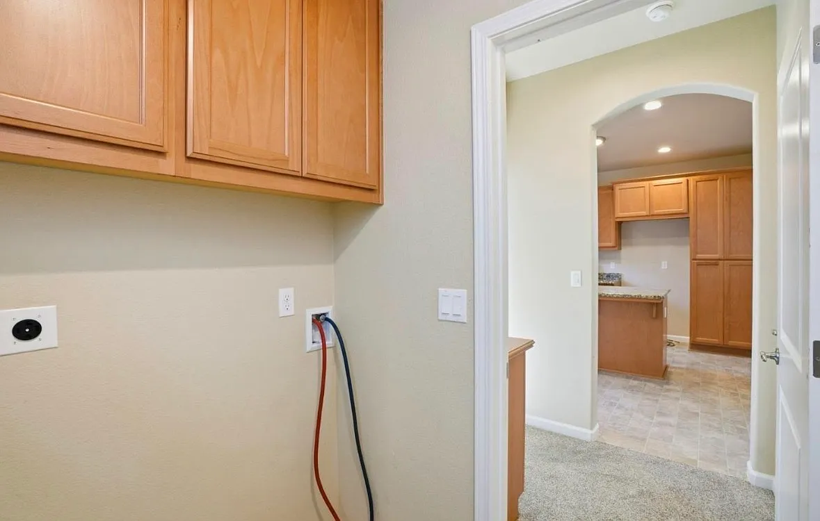 3 bed, 4375 sqft, $3,800 — Photo 4