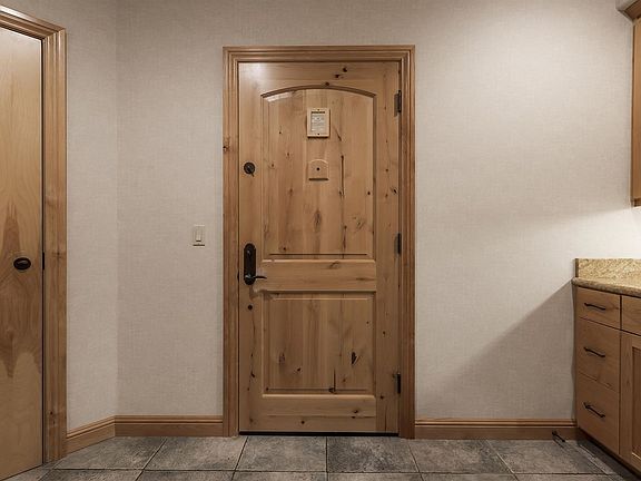 4th image of 103 N Highwood Cir