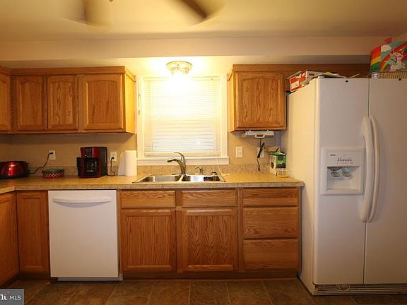 4th image of 815 Georgia Ave