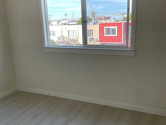 5th image of 211 Price St