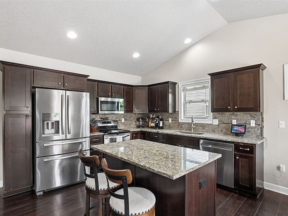 3rd image of 175 SE Stone Prairie Dr