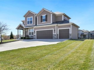 805 Canyon Ln, Lansing, KS 66043