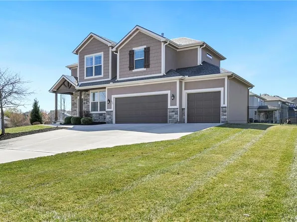 805 Canyon Ln, Lansing, KS 66043