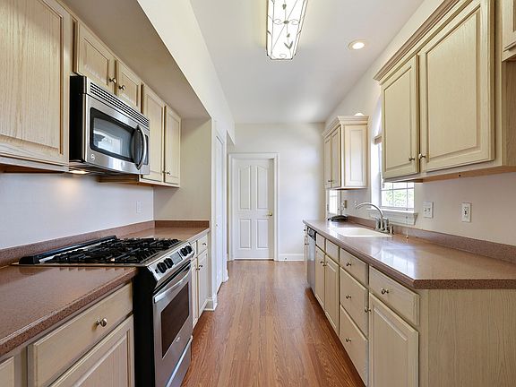 5th image of 700 Kent Ave