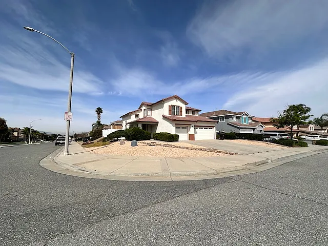 4 bed, 2.5 bath, 2300 sqft, $3,500 — Photo 1