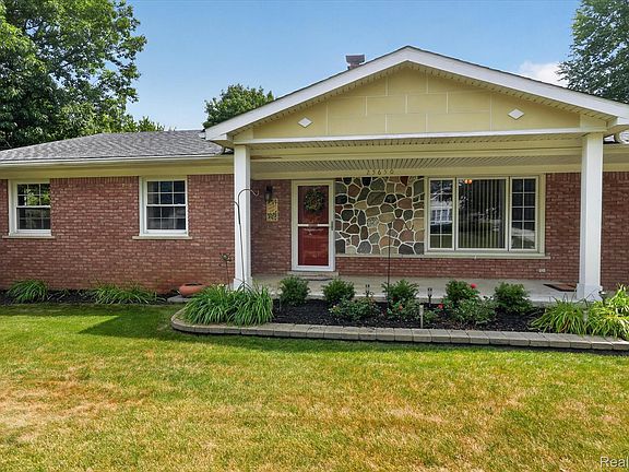 4th image of 25650 Glamorgan Dr