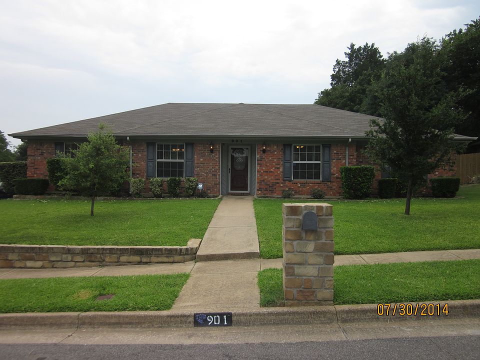 HUGE CORNER LOT!