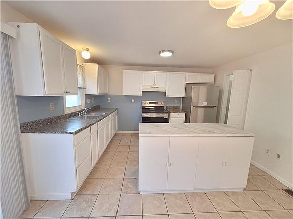 4th image of 33 Yorkshire St #C