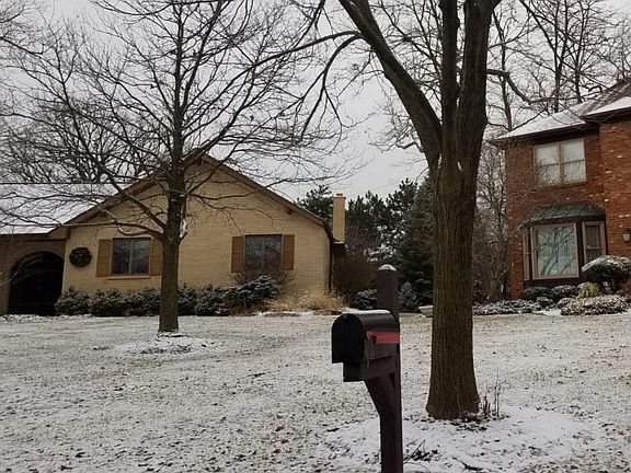 2nd image of 402 Royal Glen Ct