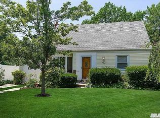 5 Dawson Dr, Valley Stream, NY 11581