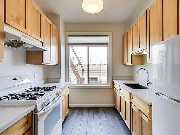 2nd image of 3101 Scott St #204