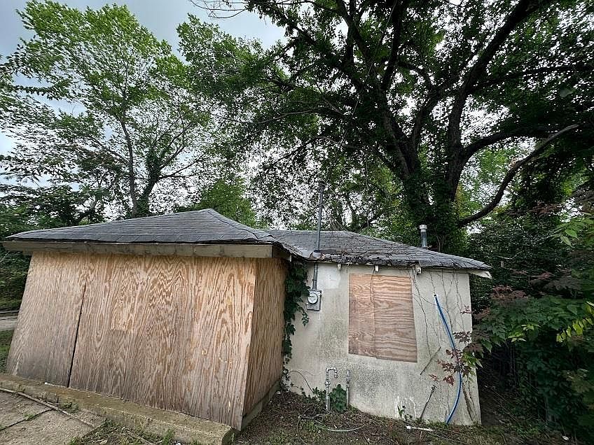 2nd image of 305 W End St