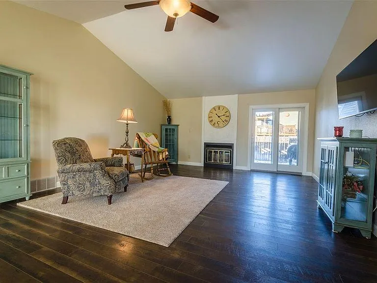 2121 Carrington Ct — Photo 8