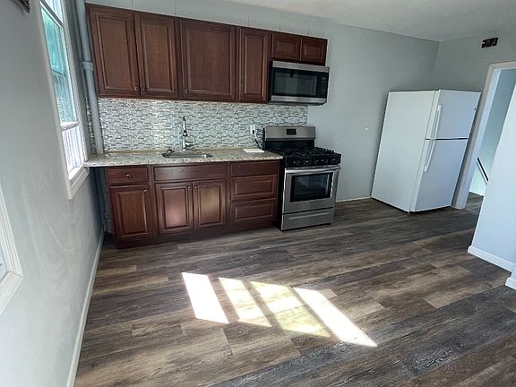 5th image of 26 Pine St