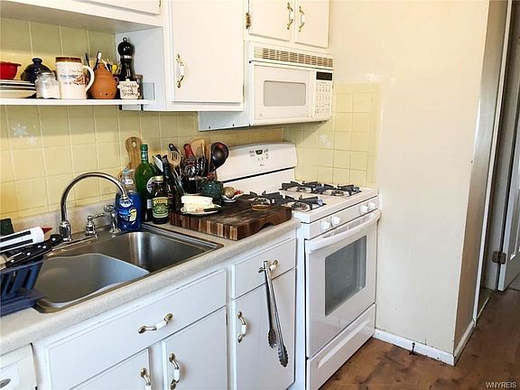 3rd image of 30 Carriage Dr APT 2