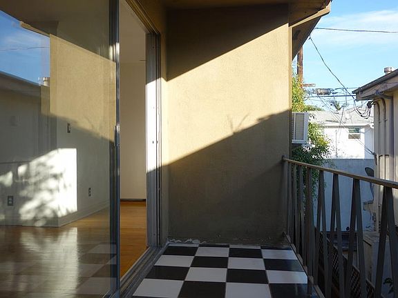 5th image of 932 N Hudson Ave APT 7