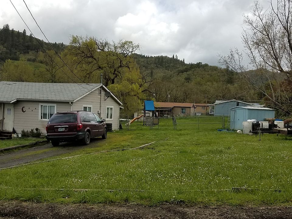 2nd image of 926 NE Rifle Range St