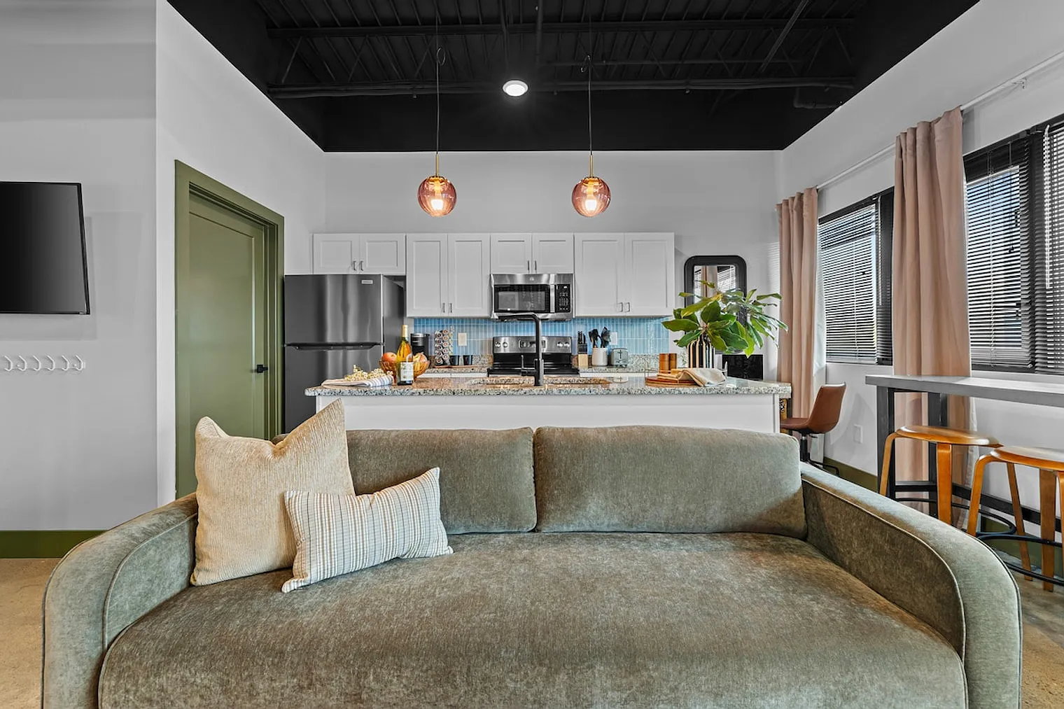 1 bed, 1.0 bath, 1991 sqft, $3,264 — Photo 3