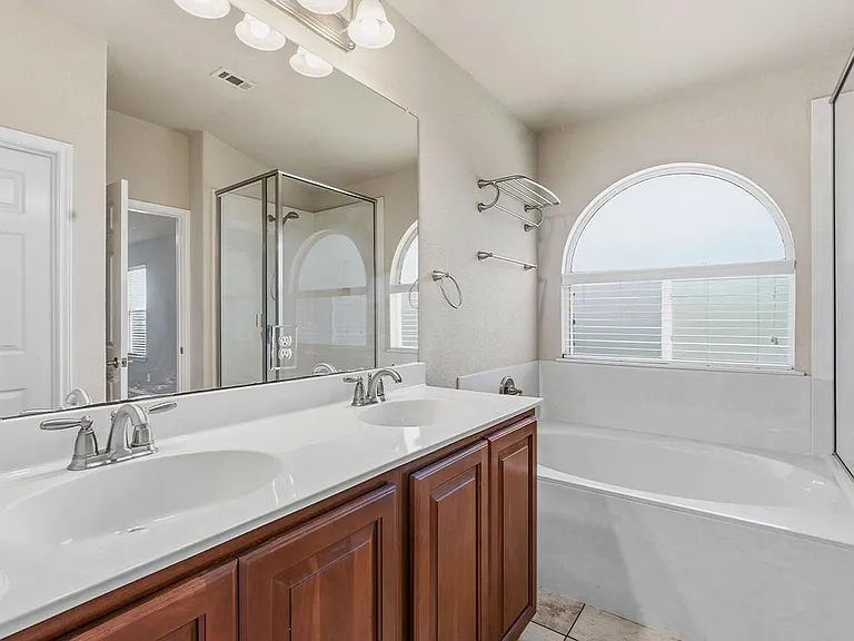 1918 Golden Arrow Ave — Photo 13