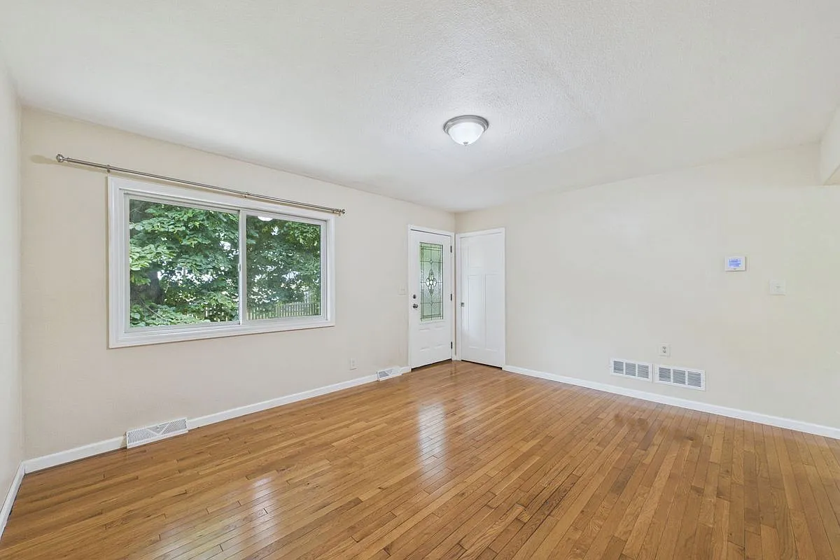 3 bed, 1.0 bath, 1468 sqft, $2,150 — Photo 2